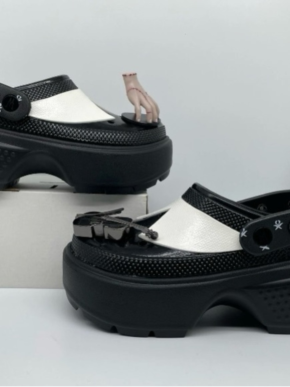 NWT Crocs X Wednesday Addams Stomp Clog Woman’s Size 7 - Thing & Chello Jibbitz - Picture 3 of 9